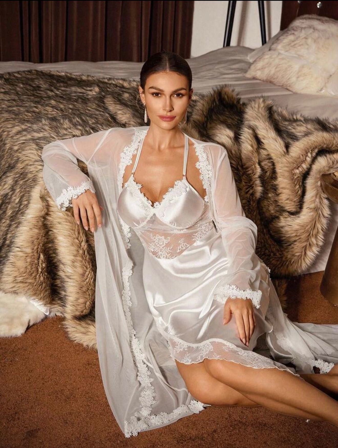 Ensemble Nuisette Asymétrique et Kimono Voile en Satin Blanc Ivoire