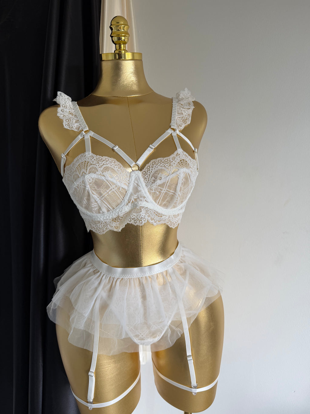 Ensemble Lingerie Blanche "Lune de Miel" – Soutien-gorge Bustier en Dentelle & Jupon Tulle avec Jarretières