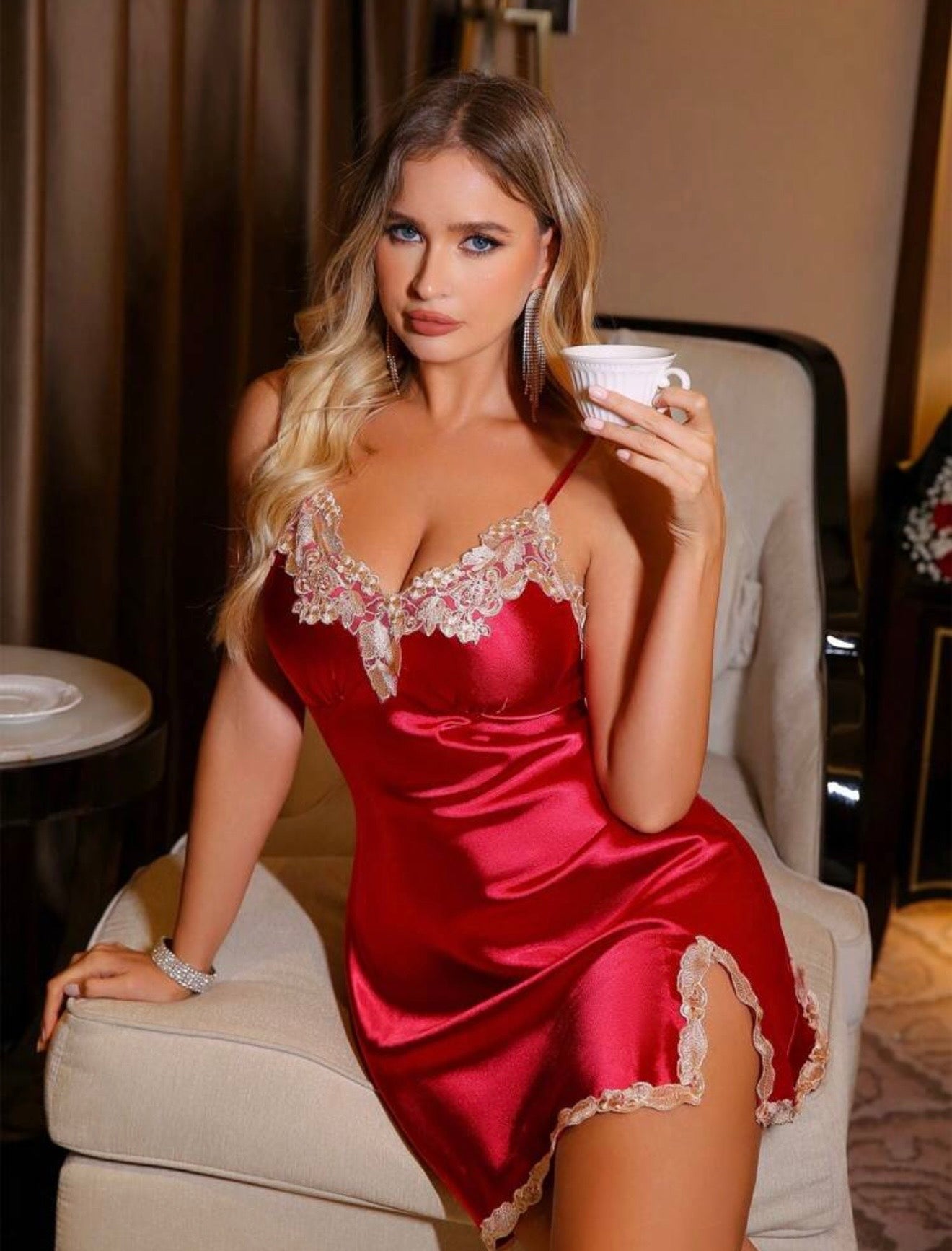 Nuisette Satinée Rouge Rubis avec Broderies de Dentelle Contrastée