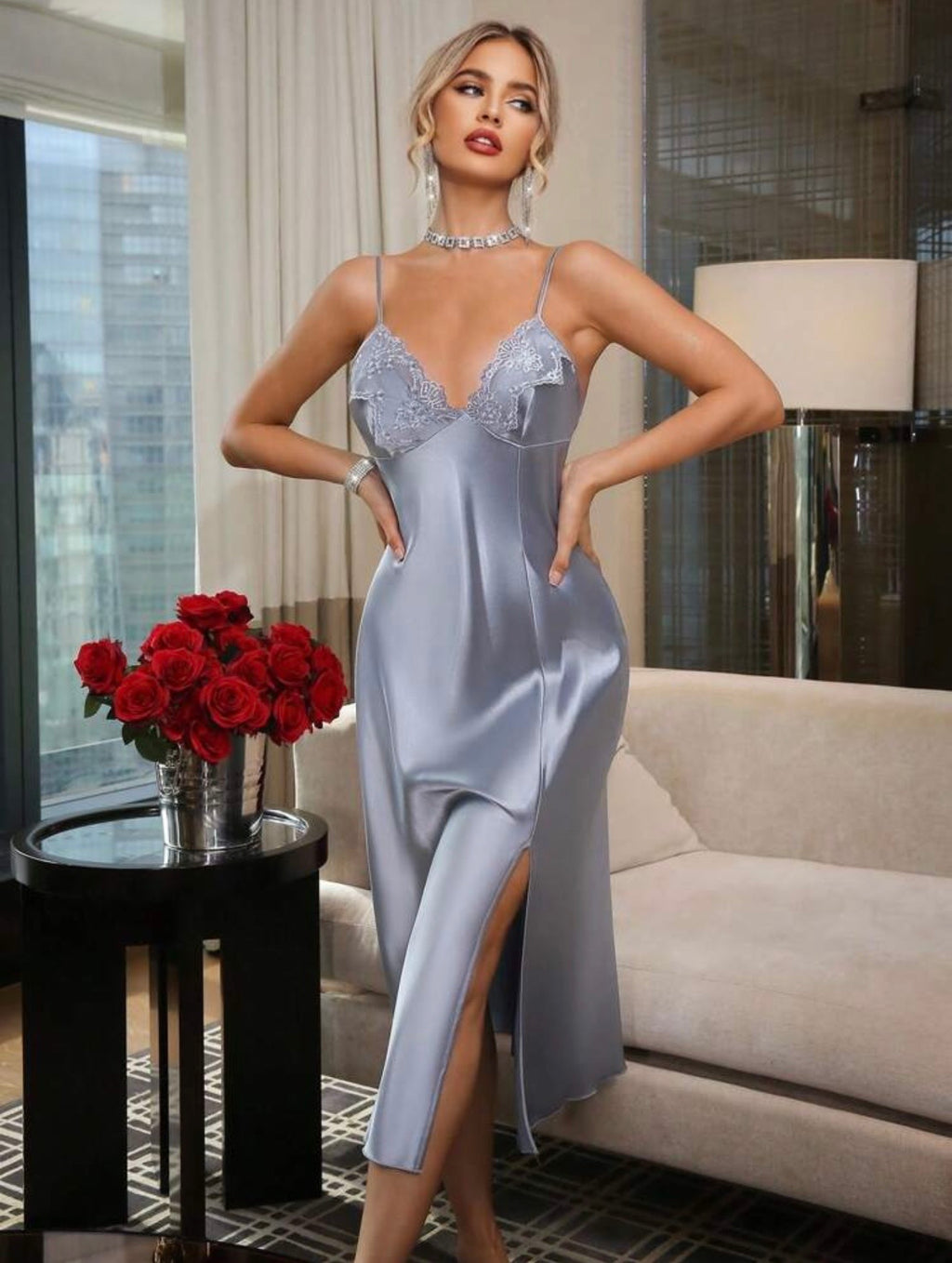 Nuisette Longue en Satin Bleu Ardoise avec Décolleté Dentelle et Fente Latérale