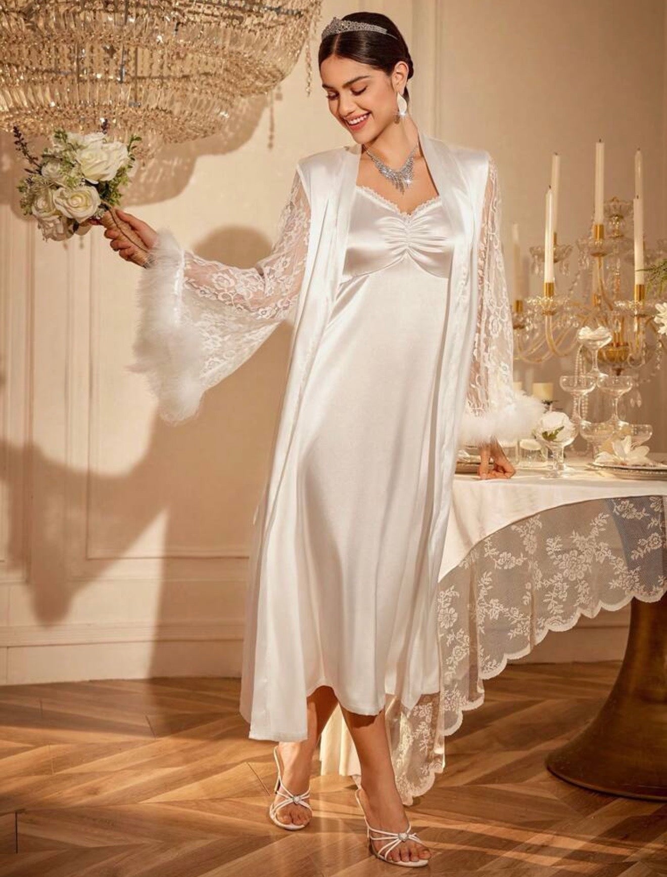 Ensemble de Mariée Royal : Nuisette Longue Satinée et Peignoir à Manches Plumes
