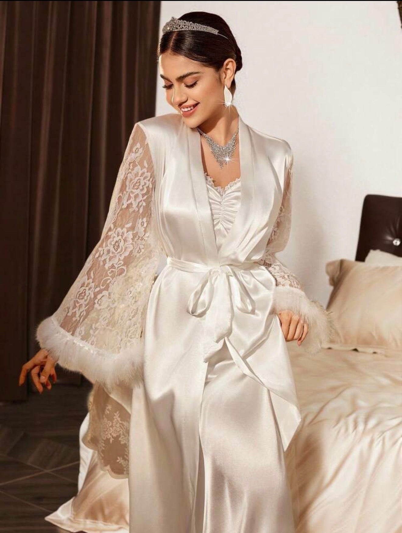 Ensemble de Mariée Royal : Nuisette Longue Satinée et Peignoir à Manches Plumes