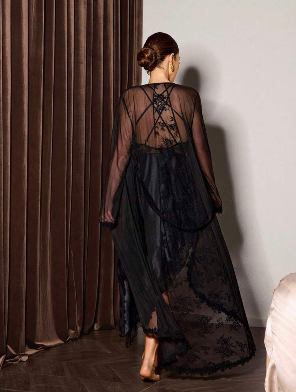 Ensemble Nuisette Asymétrique et Kimono Voile en Satin Noir Sombre