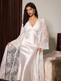 Ensemble de Nuit Éthéré : Nuisette Longue en Satin et Déshabillé en Dentelle Florale