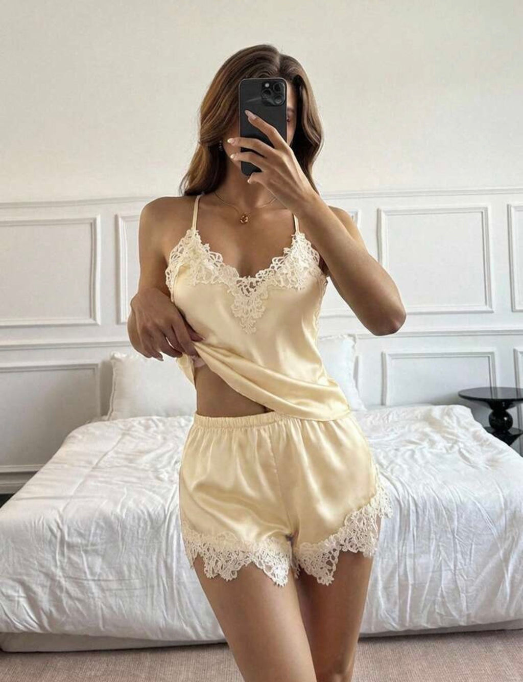 Ensemble Pyjama 2 Pièces en Satin Jaune Vanille et Dentelle Guipure