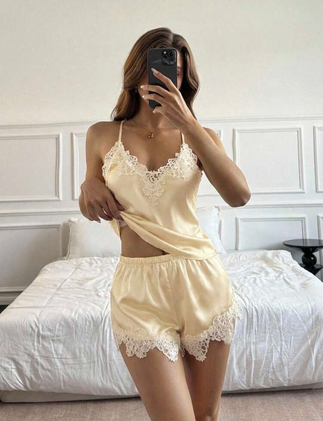 Ensemble Pyjama 2 Pièces en Satin Jaune Vanille et Dentelle Guipure