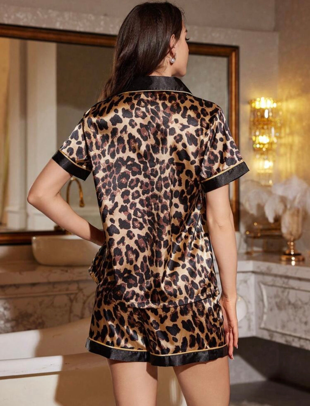 Ensemble Pyjama Court en Satin Fauve à Imprimé Léopard Audacieux