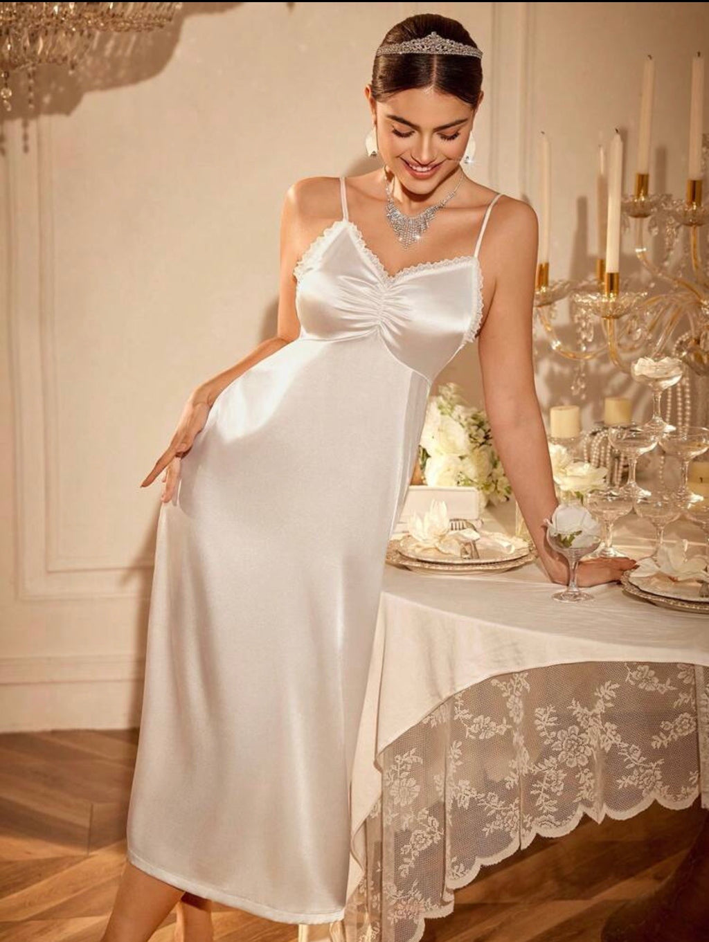 Ensemble de Mariée Royal : Nuisette Longue Satinée et Peignoir à Manches Plumes