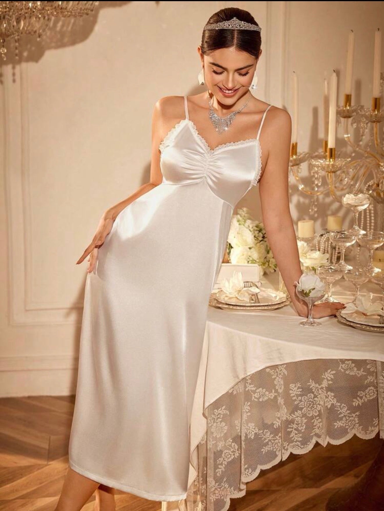 Ensemble de Mariée Royal : Nuisette Longue Satinée et Peignoir à Manches Plumes