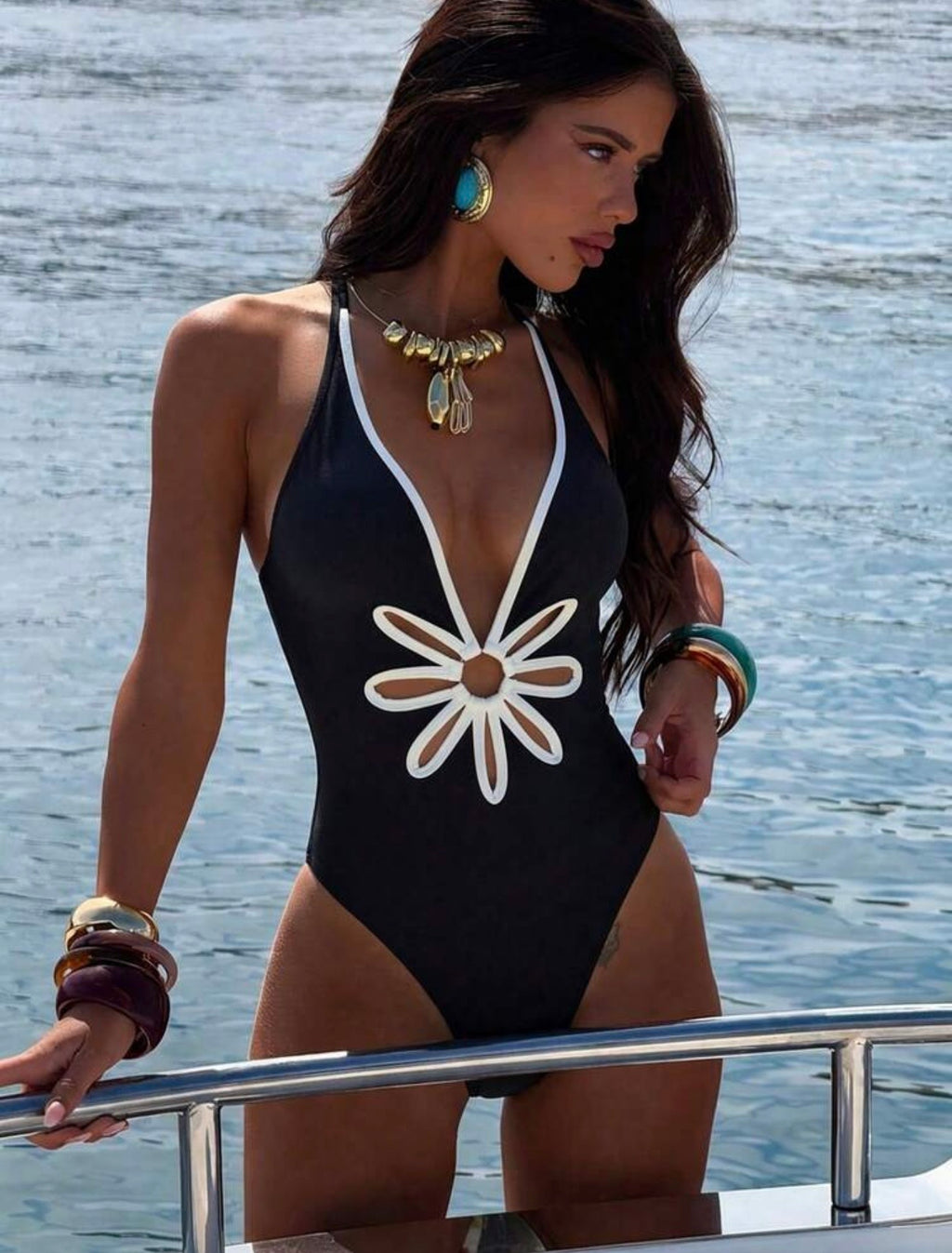 Maillot de Bain Une Pièce "Daisy Cut-Out" – Noir & Blanc Contraste