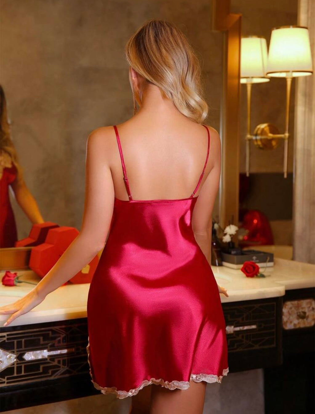 Nuisette Satinée Rouge Rubis avec Broderies de Dentelle Contrastée