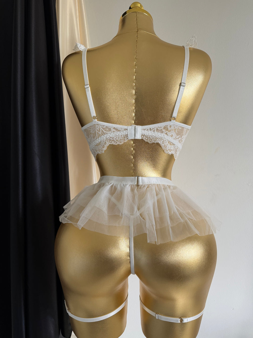 Ensemble Lingerie Blanche "Lune de Miel" – Soutien-gorge Bustier en Dentelle & Jupon Tulle avec Jarretières