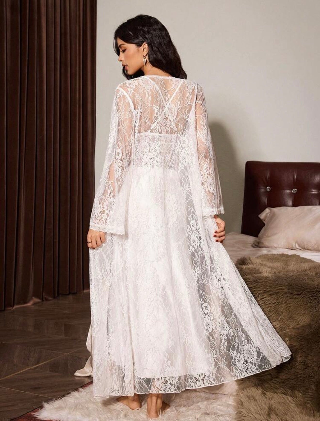 Ensemble de Nuit Éthéré : Nuisette Longue en Satin et Déshabillé en Dentelle Florale