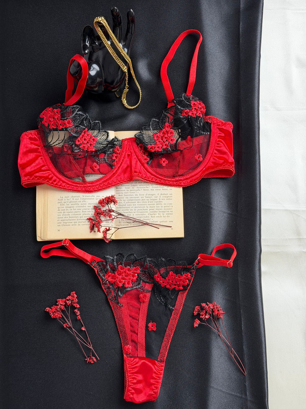 Ensemble de lingerie fine fleuri rouge et noir